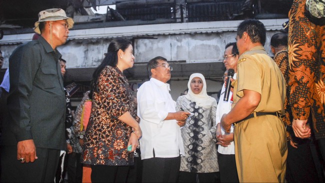 Wakil Presiden Jusuf Kalla mengatakan perbaikan Pasar Klewer Solo, Jawa Tengah, yang hangus terbakar pada Sabtu (27/12) lalu harus disegerakan.