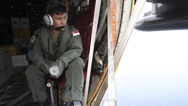 Beberapa pertanyaan yang masih menjadi misteri saat ini baru akan terungkap jika kotak hitam dan puing pesawat ditemukan di laut.