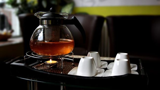 Tak hanya untuk menghangatkan cuaca dingin, secangkir teh hangat juga bisa membantu meredakan perut yang bermasalah.