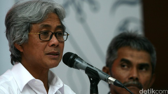 Harga minyak terus turun, PT Pertamina (Persero) akan mengkaji kembali rencana bisnis tahun ini, termasuk wacana penerbitan obligasi global.