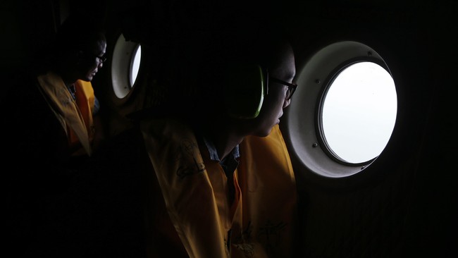 Namun kapal dan pesawat asing yang membawa peralatan spesifik akan tetap membantu proses pencarian dan evakuasi AirAsia QZ8501 yang jatuh di laut.