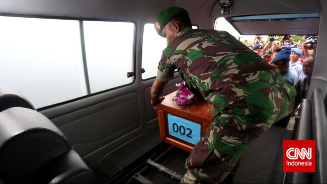Dua jenazah korban AirAsia QZ8501 yang baru tiba di Rumah Sakit Bhayangkara Surabaya langsung diproses identifikasi oleh tim DVI Polda Jawa Timur.
