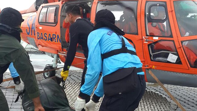 Satu helikopter jenis Dolphin TNI AL telah berangkat dari Pangkalan Bun, Kalimantan Tengah, untuk mengangkut tiga jenazah di KRI Bung Tomo