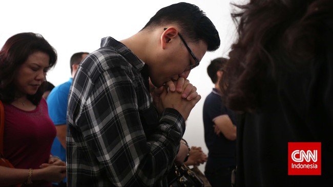 Pemerintah Kota Surabaya berusaha memenuhi semua keinginan keluarga korban AirAsia QZ8501. Tiga posko pemkot Surabaya bersiaga di tiga tempat.