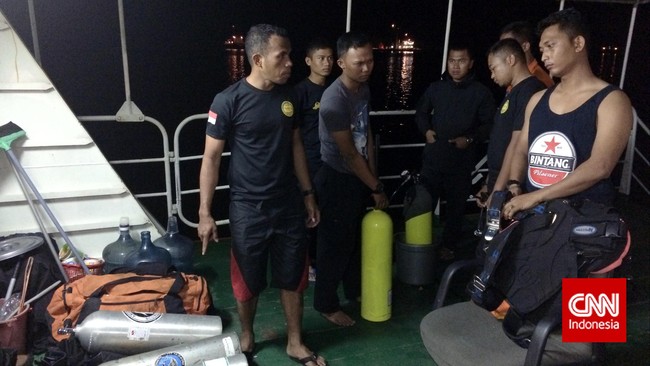 Cuaca di perairan dekat Pangkalan Bun siang ini berangsur membaik, setelah pagi tadi pencarian korban QZ8501 terhambat gelombang tinggi dan hujan deras.