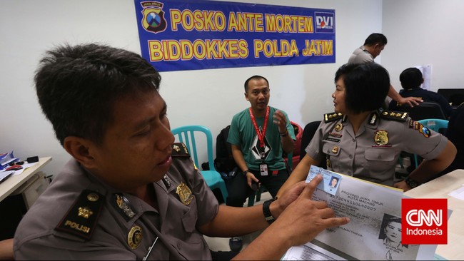 Mulai malam ini, identitas korban dan informasi terkini tentang kedatangan jenazah hanya bisa diberikan oleh Tim DVI Polda Jatim di Surabaya.
