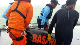 Satu Jenazah dari Kapal Andromeda Dioper ke KRI Banda Aceh