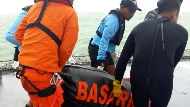 Kapal KN Andromeda milik Kemenhub berhasil menemukan satu jenazah penumpang pesawat AirAsia QZ8501. 