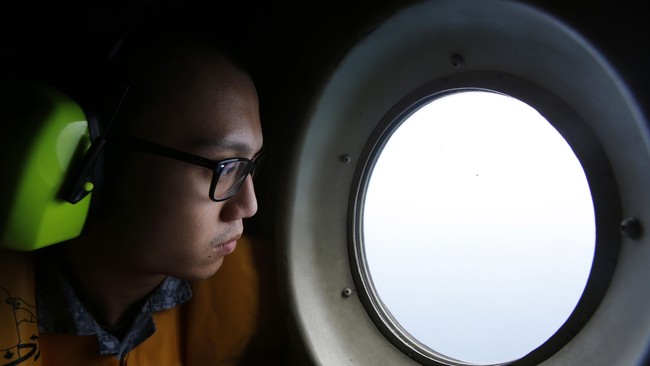Angkatan Laut Jepang mengirim dua kapal laut dan tiga helikopter yang biasa bertugas melawan bajak laut di Somalia. Armada itu tiba di Pangalan Bun Jumat esok.