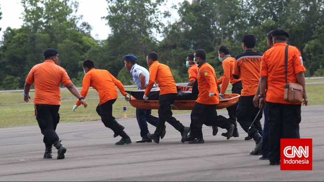 Iringan sirine ambulans mengiringi gegap gempita kembang api di Pangkalan Bun yang membawa dua jenazah korban QZ8501 menuju RSUD Sultan Imanudin.