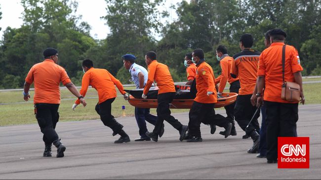 Tahun Berganti, Jenazah Pramugari Dievakuasi Iringan sirine ambulans mengiringi gegap gempita kembang api di Pangkalan Bun yang membawa dua jenazah korban QZ8501 menuju RSUD Sultan Imanudin.
