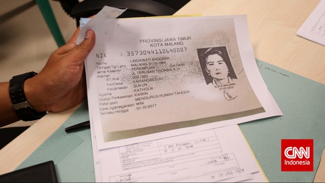 Polda Jatim melakukan proses pengambilan data ante mortem untuk keperluan identifikasi korban, sejak korban pesawat AirAsia QZ8501 mulai ditemukan kemarin.