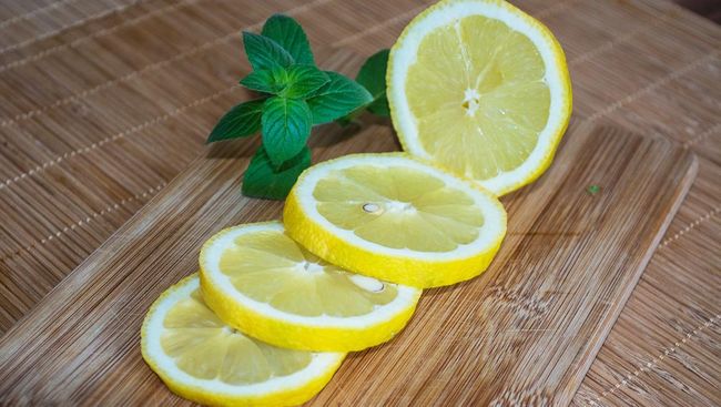 Manfaat minum air lemon untuk wajah
