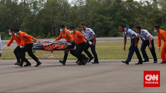 Jenazah ditemukan KN Adromeda pagi tadi. Jenazah langsung dibawa ke RS Imanuddin untuk dikemas dalam peti jenazah.