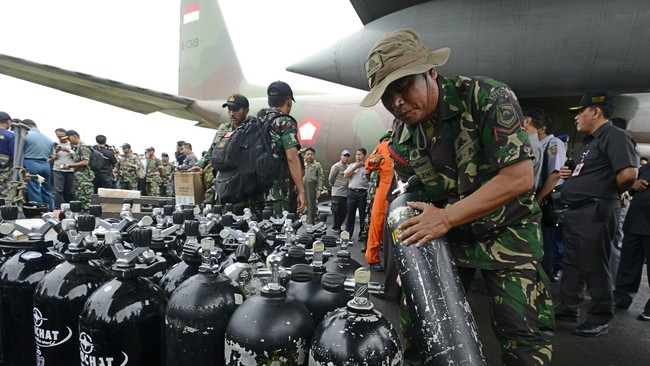 Upaya untuk pengambilan sampel dan beberapa barang dari lokasi ditemukannya ekor pesawat AirAsia QZ8501, mulai dilakukan. Arus cukup baik untuk pencarian.