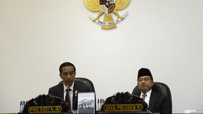 Hendak Bertemu Jokowi, JK: Nanti Sore, Siap-siap Saja Permintaan JK ini dikatakan sebelum bertemu Presiden Jokowi siang ini. JK tak menjelaskan lebih dalam perihal pernyataannya itu dan bergegas menuju Istana.