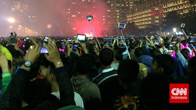 Gubernur DKI Jakarta Basuki Tjahaja Purnama menyebut pengurangan perayaan tahun baru di Ibu Kota kali ini dilakukan karena melihat kondisi perekonomian.