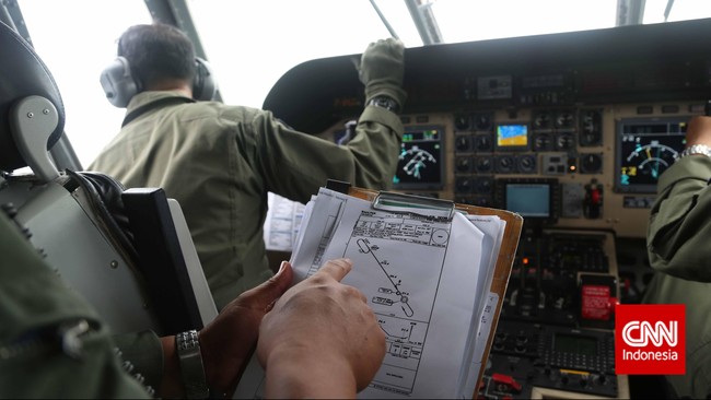 Pesawat Boeing AI7303 milik TNI AU yang berangkat dari Pontianak terpaksa mendarat di Halim Perdanakusuma karena dihalangi awan kumulonimbus.