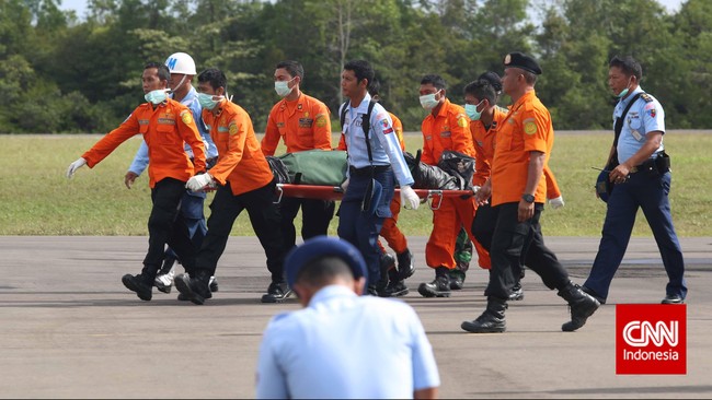 Hingga hari keenam Jumat siang ini masih ada lebih dari 100 penumpang pesawat AirAsia QZ8501 yang belum ditemukan.