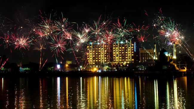 Kemeriahan pesta kembang api di Pantai Losari, Makassar, Sulawesi Selatan, Kamis (1/1) malam. Masyarakat Makassar merayakan Tahun Baru 2015 dengan pesta kembang api dan bunyi-bunyian terompet. FOTO ANTARA/Sahrul Manda Tikupadang/pd/15