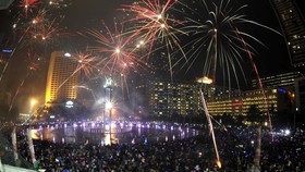 Jelang Natal, RI Impor Lampu dan Kembang Api dari China