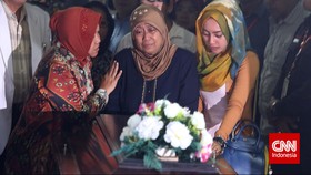 Hujan Lebat Iringi Pemakaman Jenazah Hayati