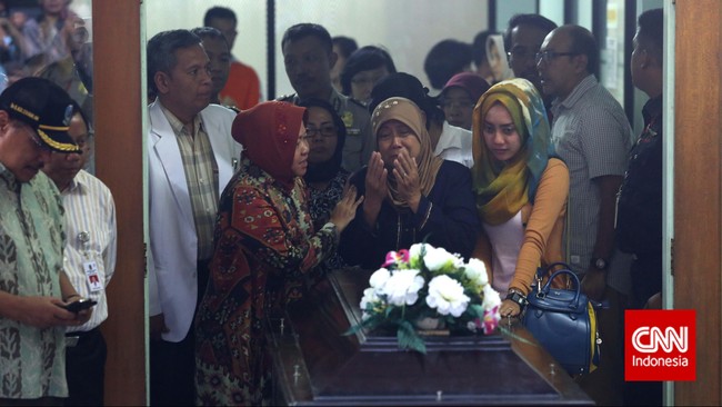 Hujan turun bersama penyerahan jenazah atas nama Hayati Lutfiah Hamid (Fifi), penumpang pesawat AirAsia QZ 8501, dari manajemen AirAsia kepada keluarga.