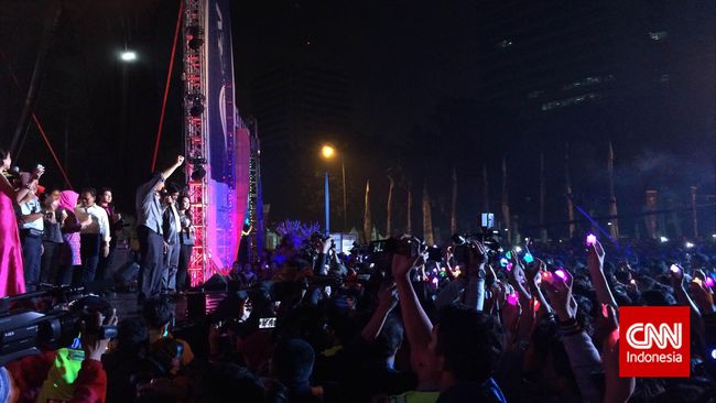 Doa Bersama Buka Hajatan Pergantian Tahun di Jakarta Hajatan pergantian tahun ini terasa berbeda. Meskipun cukup meriah, nuansa haru dan prihatin mengiringi perayaan kali ini.