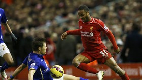 Carragher: Sangat Penting Perpanjang Kontrak Sterling