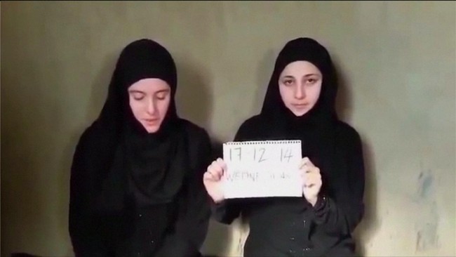 Dua wanita muda Italia berpakaian Muslim mengatakan mereka ditahan di Suriah, dalam bahaya, dan mungkin akan dibunuh dalam video yang dirilis Kamis (1/1).