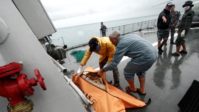 Enam dari delapan jenazah tersebut ditemukan USS Sampson milik Amerika Serikat. Sementara dua jenazah ditemukan oleh KRI Yos Sudarso dan kapal Baruna Jaya.