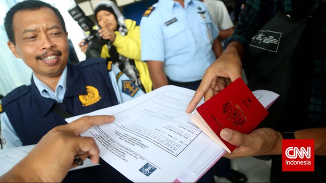 Ditjen Imigrasi disebut telah menjalin komunikasi dengan Kapolri Jenderal Badrodin Haiti ihwal keberadaan pengusaha Riza Chalid yang dicari Kejaksaan dan MKD.