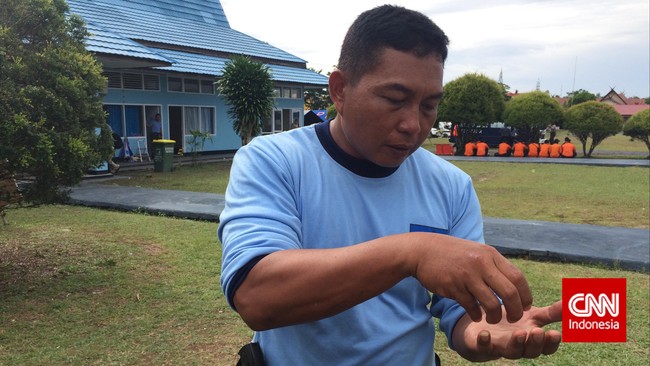 Tim evakuasi diminta ektra hati-hati membawa jenazah. Komandan Pasukan Katak menjelaskan secara rinci langkah teknis yang mereka lakukan.