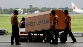 10 Jenazah Korban AirAsia Diterbangkan ke Surabaya