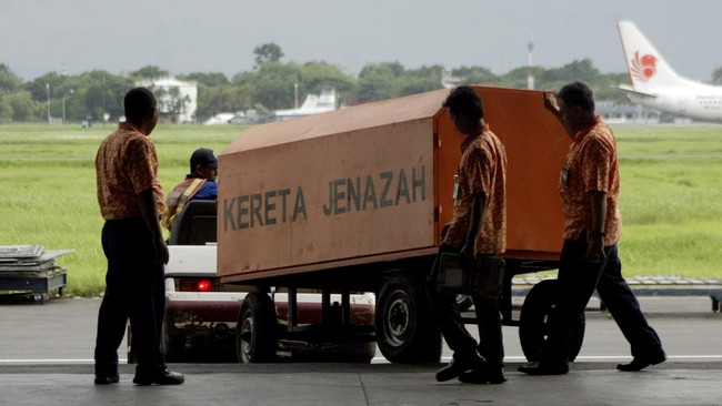 "Sisa empat jenazah yang juga dievakuasi dari USS Sampson belum diketahui identitasnya," kata Kapolda Kalteng Brigadir Jenderal Polisi Bambang Hermanu.