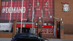 Anak 'Mengutil', Mantan Bek Liverpool Dibawa Polisi
