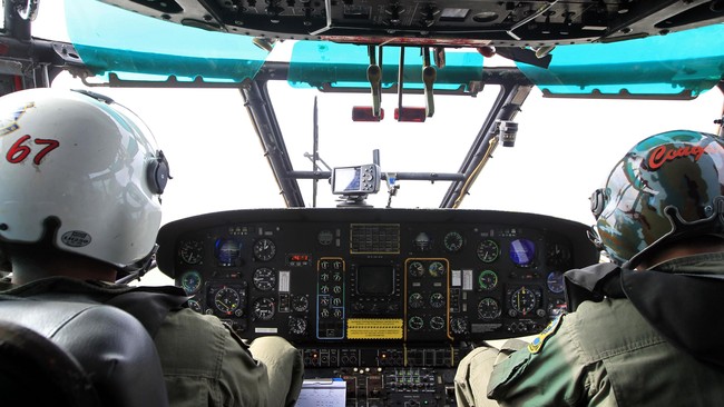 Helikopter TNI AU terpaksa memutar setelah menjumpai awan pekat yang diduga kumulonimbus. Awan ini juga yang diduga menjadi penyebab tragedi AirAsia.