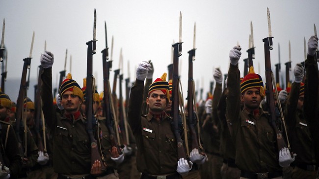 Ratusan polisi tambahan bersiaga menjelang pembukaan salah satu pura Hindu paling suci di India untuk perempuan, termasuk yang memasuki usia menstruasi.