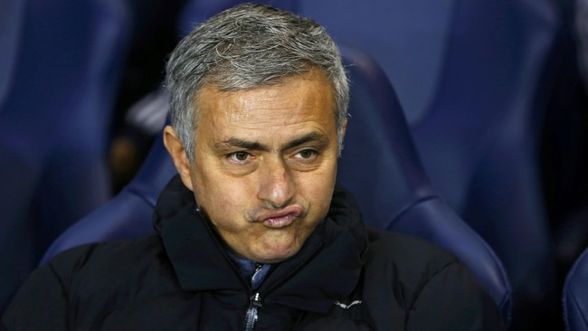 Lolosnya Robin van Persie dari hukuman FA lantaran dituduh sengaja menyikut wajah pemain West Ham, James Tomkins, membuat manajer Chelsea, Jose Mourinho geram.