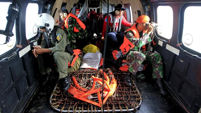Berawal dari informasi sinyal sonar dan bayangan pesawat di kedalaman air, Basarnas memerintahkan kapal Geo Survey merapat. Dua objek besar positif ditemukan.