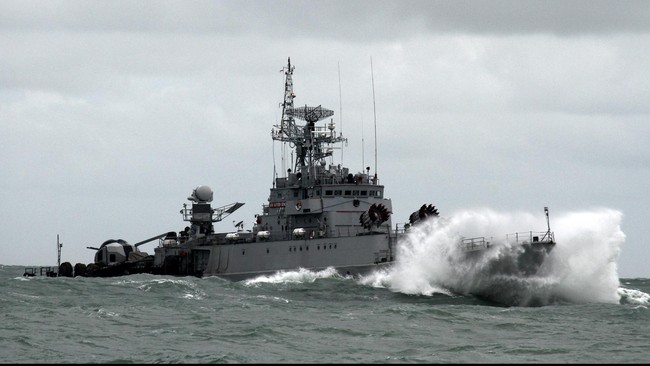 KRI Tjiptadi-381 ditabrak kapal berbendera Vietnam di perairana Natuna. Kapal itu menghalangi anggota TNI yang akan menangkap kapal pencuri ikan.