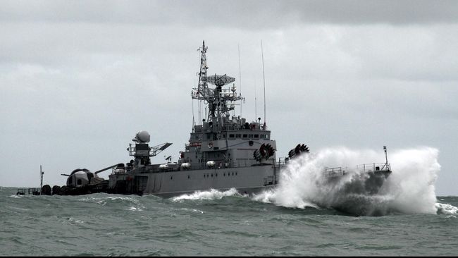 Ketegangan di Laut Natuna, Kapal Vietnam Tabrak Kapal TNI AL KRI Tjiptadi-381 ditabrak kapal berbendera Vietnam di perairana Natuna. Kapal itu menghalangi anggota TNI yang akan menangkap kapal pencuri ikan.