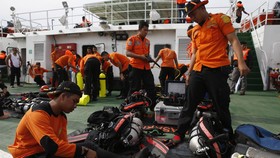 Pasukan Penyelam Dikerahkan ke Lokasi Bangkai Pesawat QZ8501