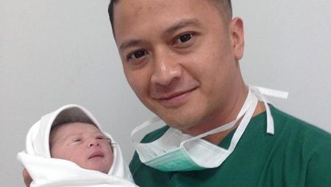 Pasangan selebriti Ferry Maryadi dan Deswita Maharani kini tengah berbahagia. Deswita sudah melahirkan anak pertamanya yang berjenis kelamin laki-laki.