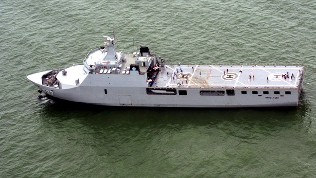 Pencarian  pesawat AirAsia QZ8501 difokuskan menyusur bawah laut dengan menggunakan alat deteksi sonar dan robot laut.