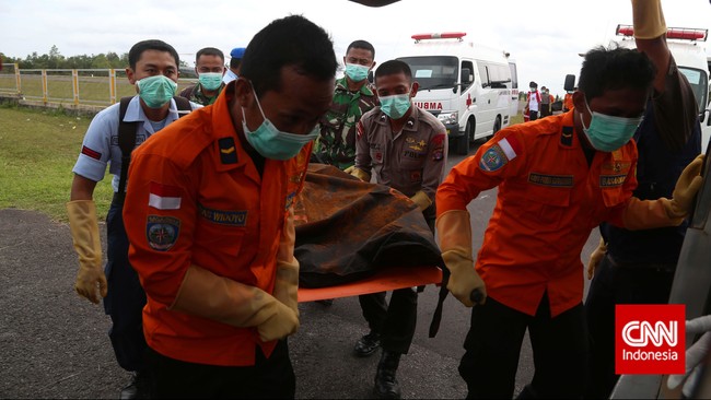 Di hari kedua belas pencarian korban AirAsia QZ8501 ini, Kamis (8/1), total telah 43 korban ditemukan dari 162 orang yang ada dalam pesawat nahas itu.