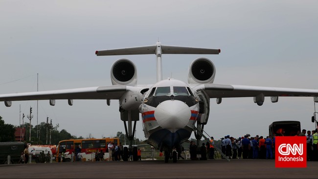 Cuaca cerah, pesawat Rusia sempatkan berkeliling melakukan pencarian, usai mentransfer personel tambahan mereka di Pangkalan Bun.
