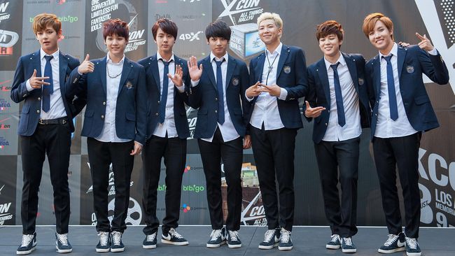 Bahkan ada di antara para ARMYs—sebutan fans BTS—yang mengantre sejak pagi sekali. Padahal konser baru akan dimulai pukul tujuh malam.