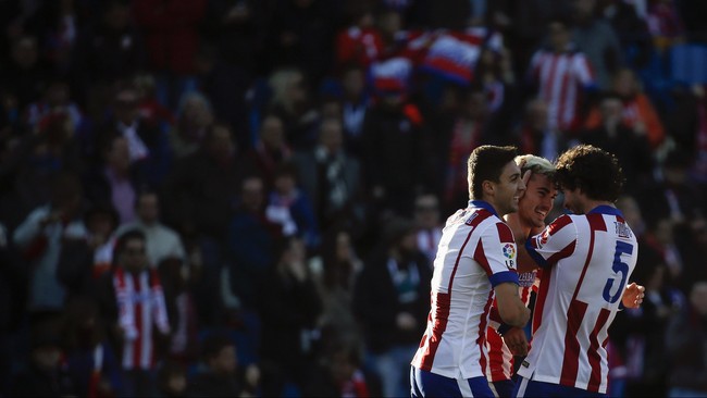 Juara bertahan Liga Spanyol, Atletico Madrid menghempaskan tim tamu, Almeria, dengan skor 3-0 di stadion Vicente Calderon pada Minggu (22/2) dini hari WIB.
