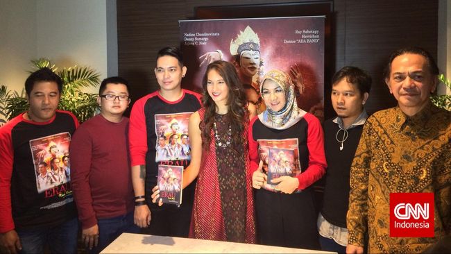 Erau Kota Raja bukan hanya berkisah tentang cinta. Konflik pelestarian budaya juga ditonjolkan. Film itu sarat akan eksotisme budaya Dayak, Kalimantan.